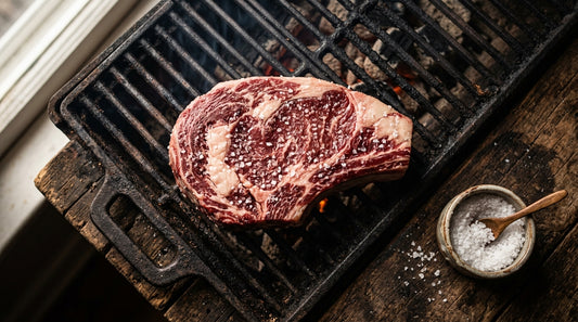 Sal de parrilla de grão médio sobre corte alto de carne na grelha, diferença para o sal grosso