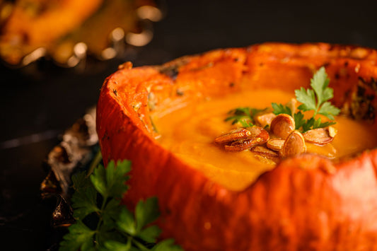 Foto apetitosa de creme de abóbora com carne seca em destaque, ilustrando a receita apresentada no blog Granuz