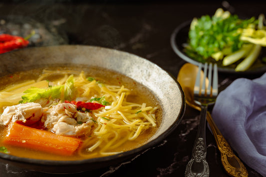 Foto apetitosa de caldo de frango caseiro em destaque, ilustrando a receita apresentada no blog Granuz
