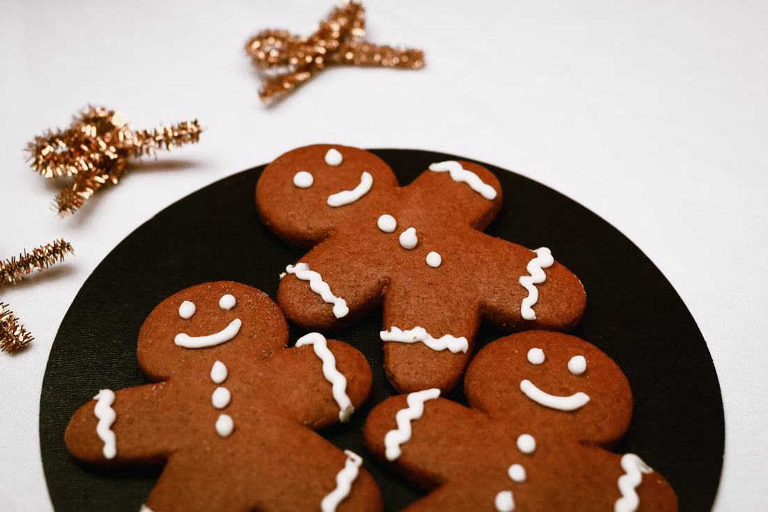 Foto apetitosa de biscoito de gengibre e canela em destaque, ilustrando a receita apresentada no blog Granuz
