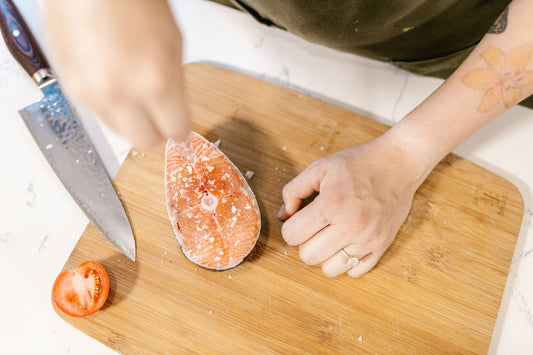 Cena de cozinha ilustrando quando salgar, imagem de destaque do artigo do blog Granuz