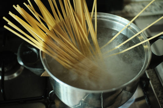 Cena de cozinha ilustrando água do macarrão, imagem de destaque do artigo do blog Granuz