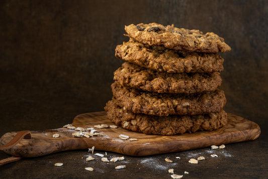 Foto apetitosa de biscoito de aveia e mel em destaque, ilustrando a receita apresentada no blog Granuz