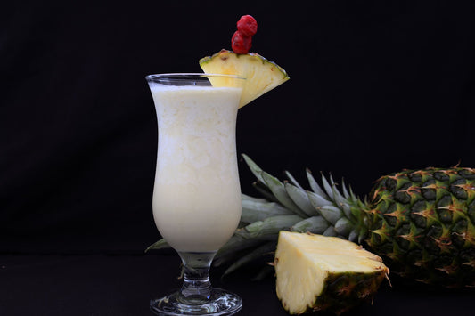 Foto apetitosa de batida de coco em destaque, ilustrando a receita apresentada no blog Granuz