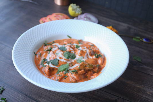 Foto apetitosa de butter chicken em destaque, ilustrando a receita apresentada no blog Granuz