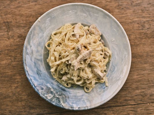 Foto apetitosa de fettuccine alfredo em destaque, ilustrando a receita apresentada no blog Granuz