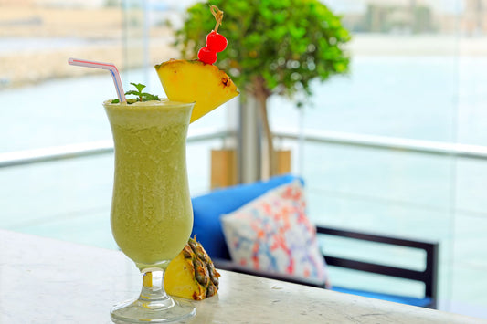 Foto apetitosa de suco de abacaxi com hortelã em destaque, ilustrando a receita apresentada no blog Granuz