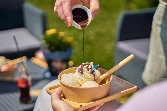 Foto apetitosa de calda de chocolate em destaque, ilustrando a receita apresentada no blog Granuz