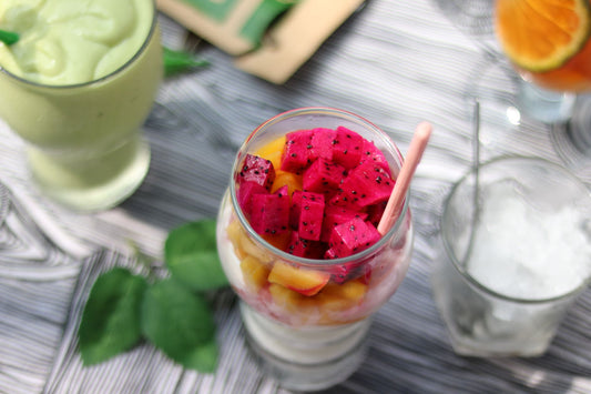Foto apetitosa de vitamina de abacate em destaque, ilustrando a receita apresentada no blog Granuz