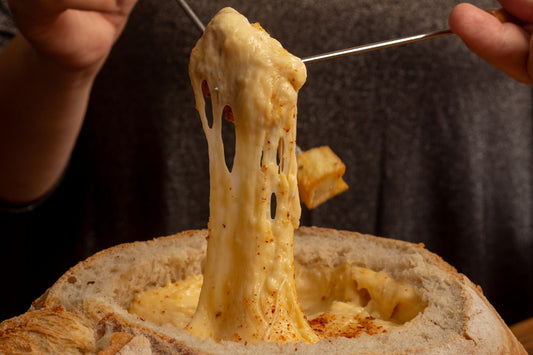 Foto apetitosa de fondue de queijo em destaque, ilustrando a receita apresentada no blog Granuz