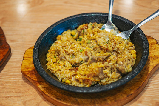 Foto apetitosa de arroz de bacalhau em destaque, ilustrando a receita apresentada no blog Granuz