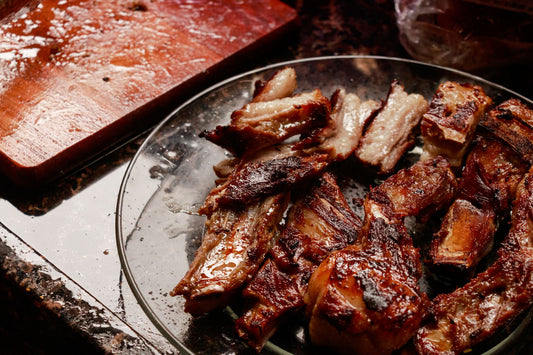 Foto apetitosa de costelinha barbecue no forno em destaque, ilustrando a receita apresentada no blog Granuz