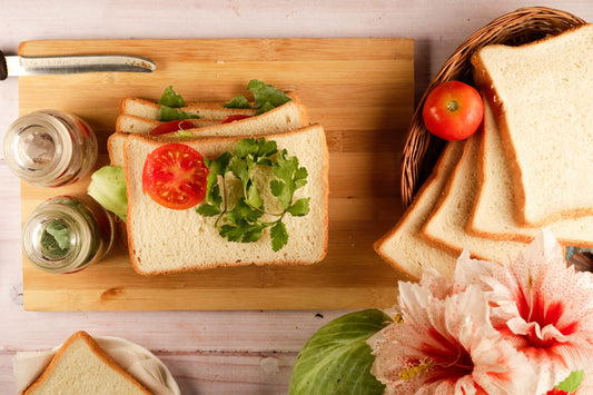 Foto apetitosa de pão caseiro de forma em destaque, ilustrando a receita apresentada no blog Granuz