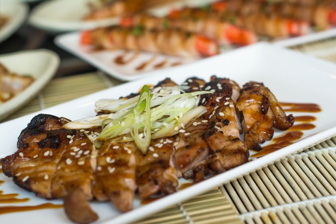 Foto apetitosa de frango teriyaki em destaque, ilustrando a receita apresentada no blog Granuz