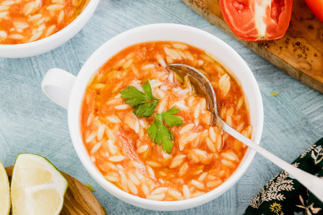 Foto apetitosa de sopa de feijão com macarrão em destaque, ilustrando a receita apresentada no blog Granuz