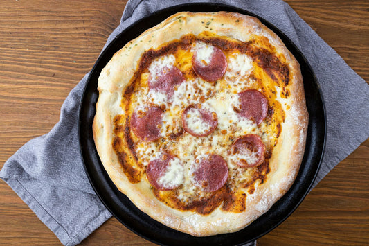 Foto apetitosa de pizza de frigideira em destaque, ilustrando a receita apresentada no blog Granuz