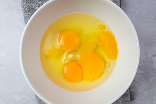 Cena de cozinha ilustrando sobraram gemas, imagem de destaque do artigo do blog Granuz