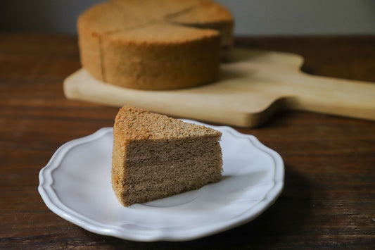 Foto apetitosa de bolo de aveia saudável em destaque, ilustrando a receita apresentada no blog Granuz