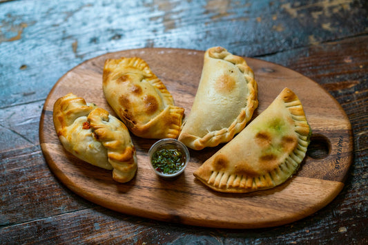 Foto apetitosa de empanada argentina em destaque, ilustrando a receita apresentada no blog Granuz