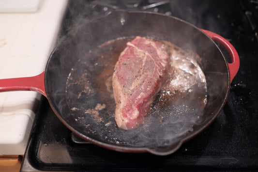 Foto apetitosa de bife perfeito na frigideira em destaque, ilustrando a receita apresentada no blog Granuz