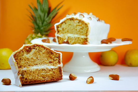 Foto apetitosa de bolo com farinha de maracujá em destaque, ilustrando a receita apresentada no blog Granuz