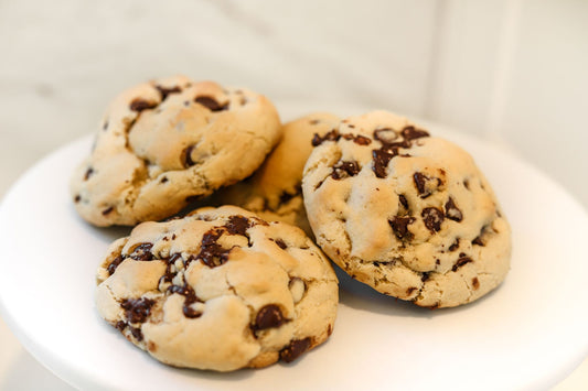 Foto apetitosa de cookie recheado estilo NY em destaque, ilustrando a receita apresentada no blog Granuz