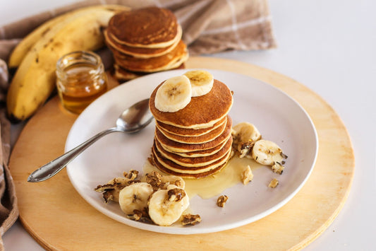 Foto apetitosa de panqueca de banana de 3 ingredientes em destaque, ilustrando a receita apresentada no blog Granuz