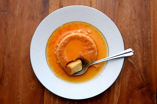 Foto apetitosa de pudim de pão em destaque, ilustrando a receita apresentada no blog Granuz