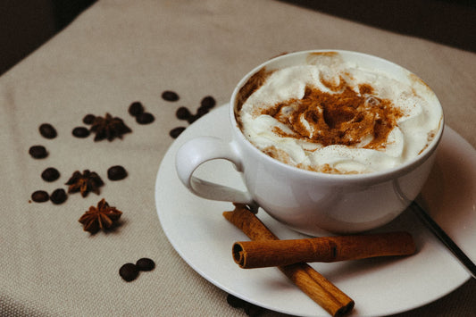 Foto apetitosa de cappuccino caseiro em pó em destaque, ilustrando a receita apresentada no blog Granuz
