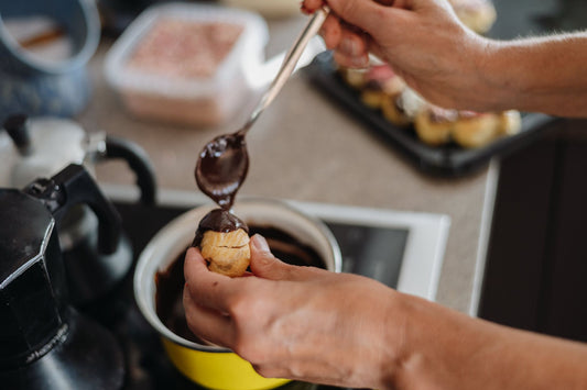 Foto apetitosa de bomba de chocolate em destaque, ilustrando a receita apresentada no blog Granuz