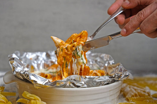 Foto apetitosa de macarrão de forno cremoso em destaque, ilustrando a receita apresentada no blog Granuz