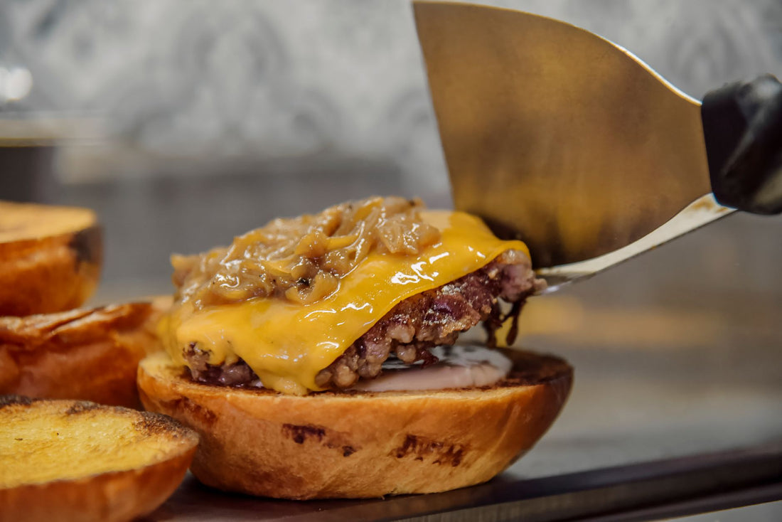 Foto apetitosa de smash burger em destaque, ilustrando a receita apresentada no blog Granuz