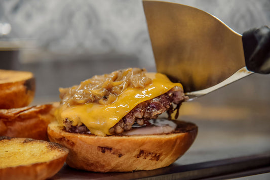 Foto apetitosa de smash burger em destaque, ilustrando a receita apresentada no blog Granuz