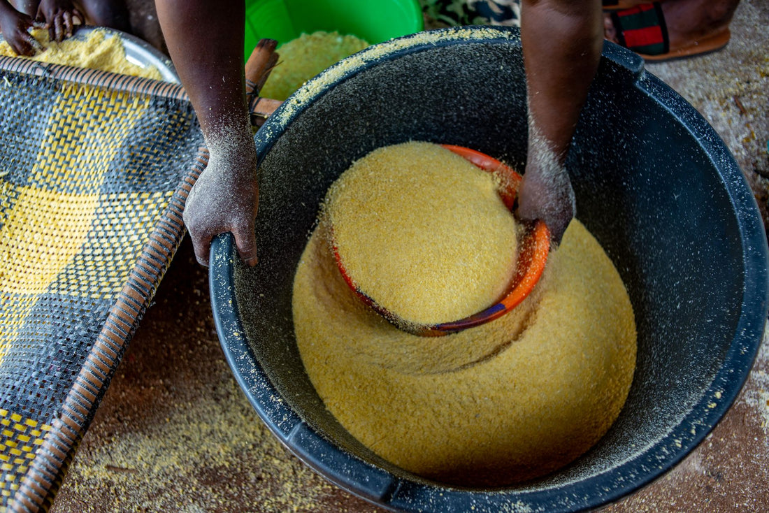 Cena de cozinha ilustrando fubá, flocão ou polenta, imagem de destaque do artigo do blog Granuz