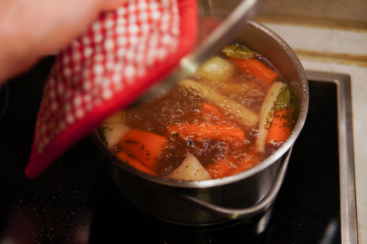 Foto apetitosa de caldo de legumes caseiro em destaque, ilustrando a receita apresentada no blog Granuz