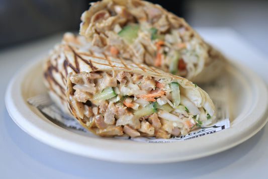Foto apetitosa de shawarma de frango em destaque, ilustrando a receita apresentada no blog Granuz