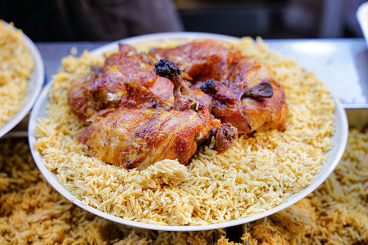 Foto apetitosa de mandi em destaque, ilustrando a receita apresentada no blog Granuz