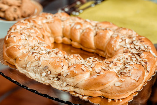 Foto apetitosa de rosca doce de padaria em destaque, ilustrando a receita apresentada no blog Granuz