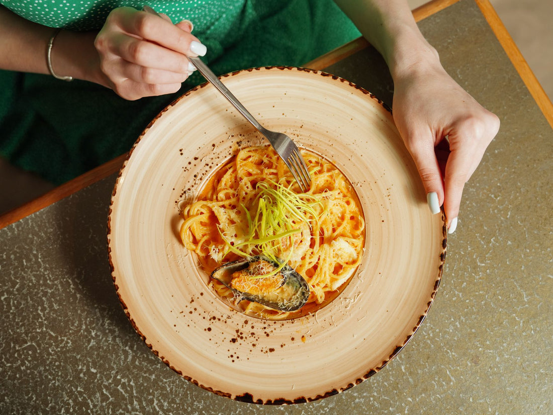 Foto apetitosa de espaguete ao alho-poró com bacon em destaque, ilustrando a receita apresentada no blog Granuz