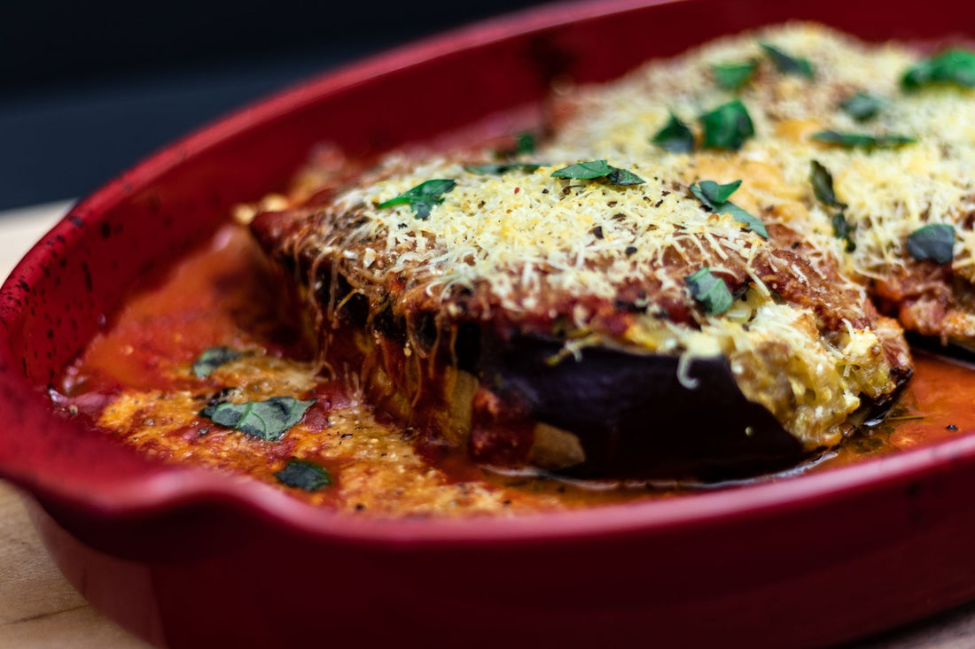 Foto apetitosa de berinjela à parmegiana em destaque, ilustrando a receita apresentada no blog Granuz