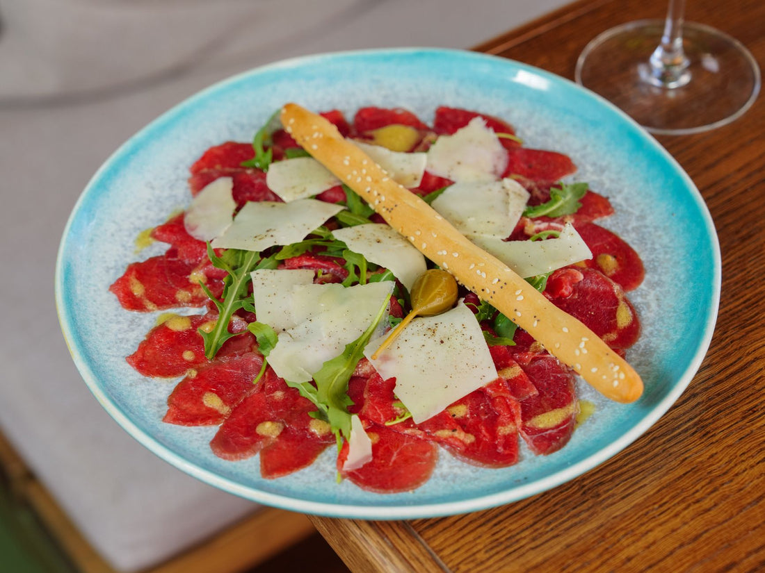 Foto apetitosa de carpaccio em destaque, ilustrando a receita apresentada no blog Granuz