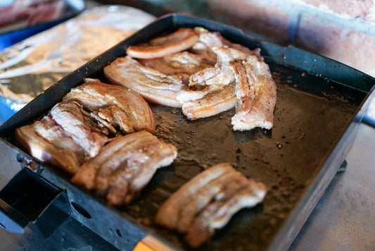 Foto apetitosa de chicharrón boliviano em destaque, ilustrando a receita apresentada no blog Granuz