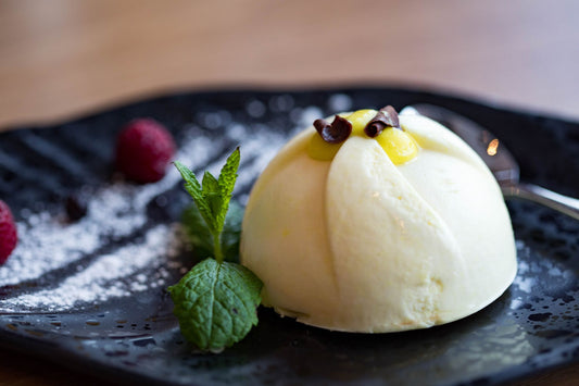 Foto apetitosa de mousse de limão em destaque, ilustrando a receita apresentada no blog Granuz