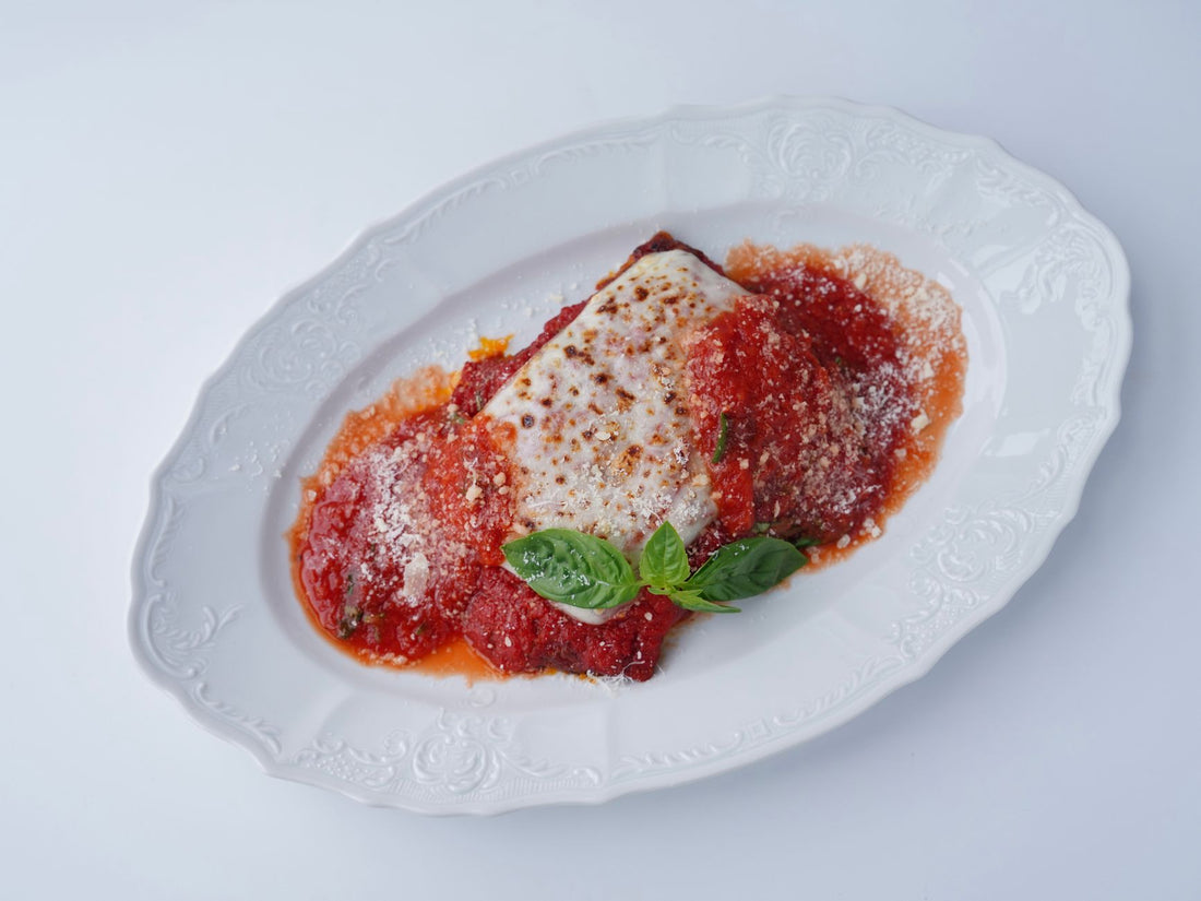 Foto apetitosa de frango à parmegiana em destaque, ilustrando a receita apresentada no blog Granuz