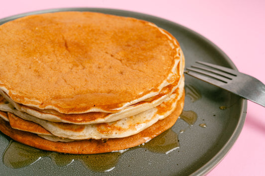 Foto apetitosa de panqueca americana fofa em destaque, ilustrando a receita apresentada no blog Granuz