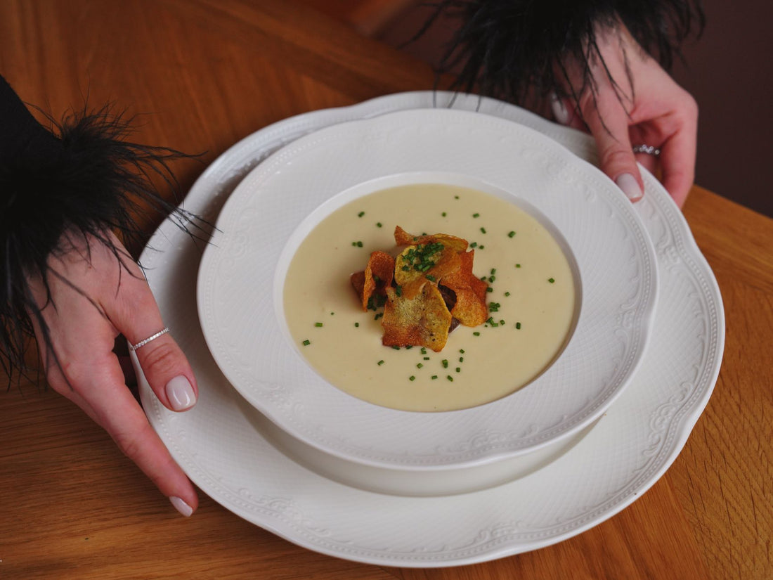 Foto apetitosa de sopa creme de mandioquinha em destaque, ilustrando a receita apresentada no blog Granuz