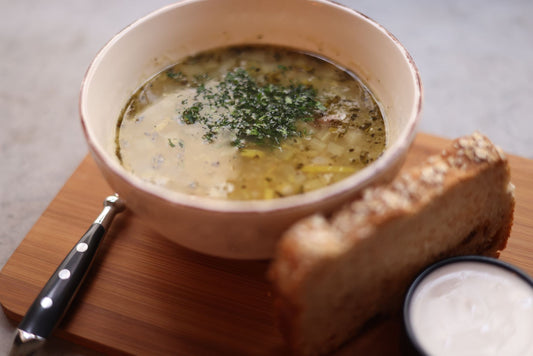 Foto apetitosa de sopa de cebola gratinada em destaque, ilustrando a receita apresentada no blog Granuz