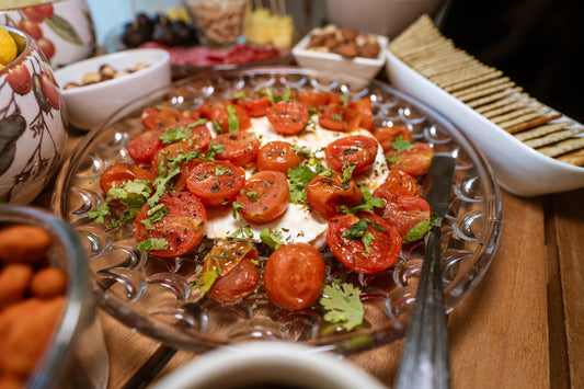 Foto apetitosa de salada caprese em destaque, ilustrando a receita apresentada no blog Granuz