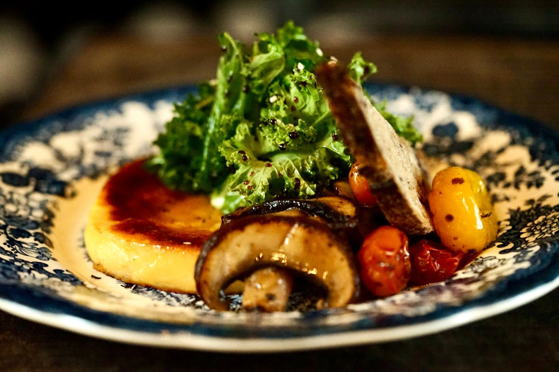 Foto apetitosa de polenta cremosa e frita em destaque, ilustrando a receita apresentada no blog Granuz