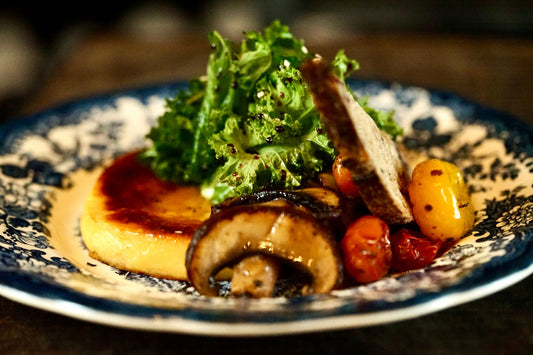 Foto apetitosa de polenta cremosa e frita em destaque, ilustrando a receita apresentada no blog Granuz